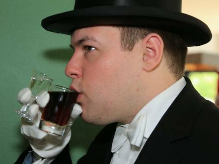 Gläser in einer Hand. 